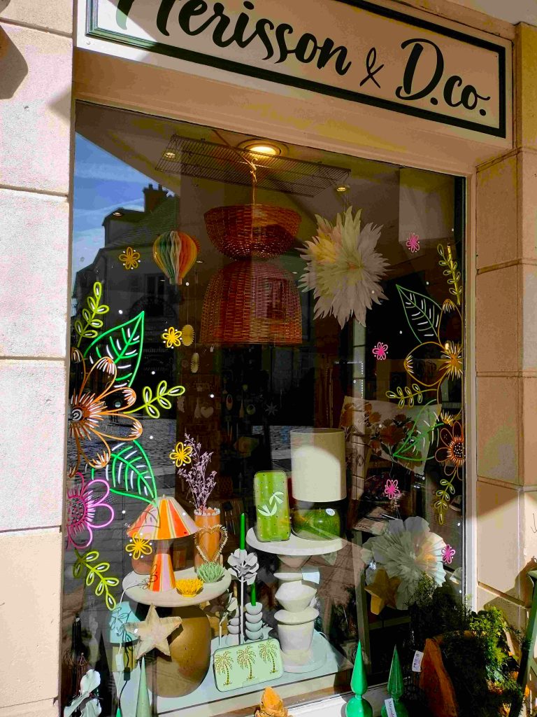 Peinture sur vitrine à l'occasion du printemps pour la boutique Hérisson Déco à Rambouillet (Yvelines, 78)