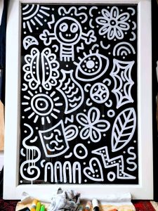 On connait ce style grâce aux œuvres de Keith Harring. J’ai redécouvert ce style grâce au travail de @ouestled (il peint sur des objets trouvés dans la rue, j’adore la démarche) et tout récemment @mrdoodle (le mec a peint TOUTE sa maison en doodle. Un poil too much si vous voulez mon avis, faut pas être migraineus.e pour y vivre). Vraiment je trouve ce style tellement hypnotique, le regard est attiré partout, il n’y a pas un élément qui l’emporte sur l’autre, chaque dessin a son importance.   J’ai donc voulu essayer, et pourquoi pas développer mon propre style de doodle, soit avec des éléments plus floraux, soit avec une touche de “jaune turquoise féérique envoutant”.   Et donc ce style est bien plus complexe qu’il n’y parait ! Comme toutes les choses qui semble faciles en fait. Regardez une personne qui pratique la fait des acrobaties autour d'une barre verticale. On a l’impression qu’elle est en apesanteur, ça paraît tellement simple ! Alors que pas du tout. La seule chose que j’arrive à faire avec une barre c’est de m’y accrocher pour ne pas dégringoler sur ma voisine quand le métro freine trop fort. Donc en testant ce style, je me suis rendue compte que ça demandait une imagination de dingue sur la création de chaque élément ! Parce que je but est de dessiner beaucoup de ces éléments, et tous différents. Parce qu’une fois que j’ai dessiné une fleur, une feuille, une tasse et un œil, ben mon inspiration est un peu à sec. J’ai d’ailleurs passé plus de temps à réfléchir qu’à dessiner.   La seule chose qui me reste à faire, c’est pratiquer et m’entraîner ! Je serai curieuse de savoir si c’est un style que vous aimez bien ou qui vous laisse totalement indifférent.e ?
