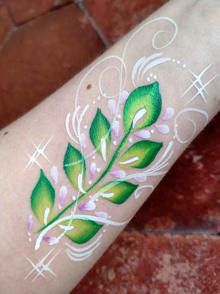 Motif végétal de face-painting par Camille F créations