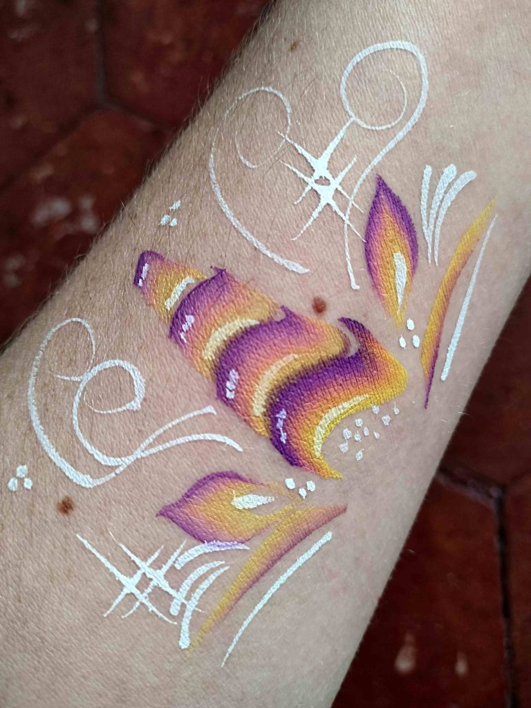 Face-painting sur le thème licorne par Camille F créations