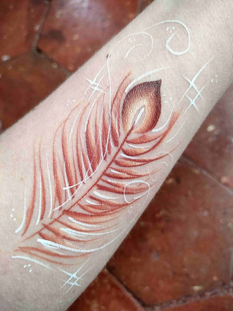 Face-painting représentant une plume par Camille F créations