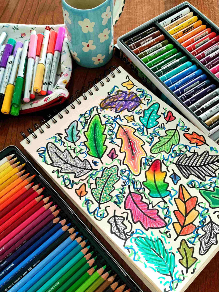 Dessin représentant des feuilles de chêne coloriées de manières différentes, au crayons de couleurs, aux pastels ou au trait noir par Camille F créations