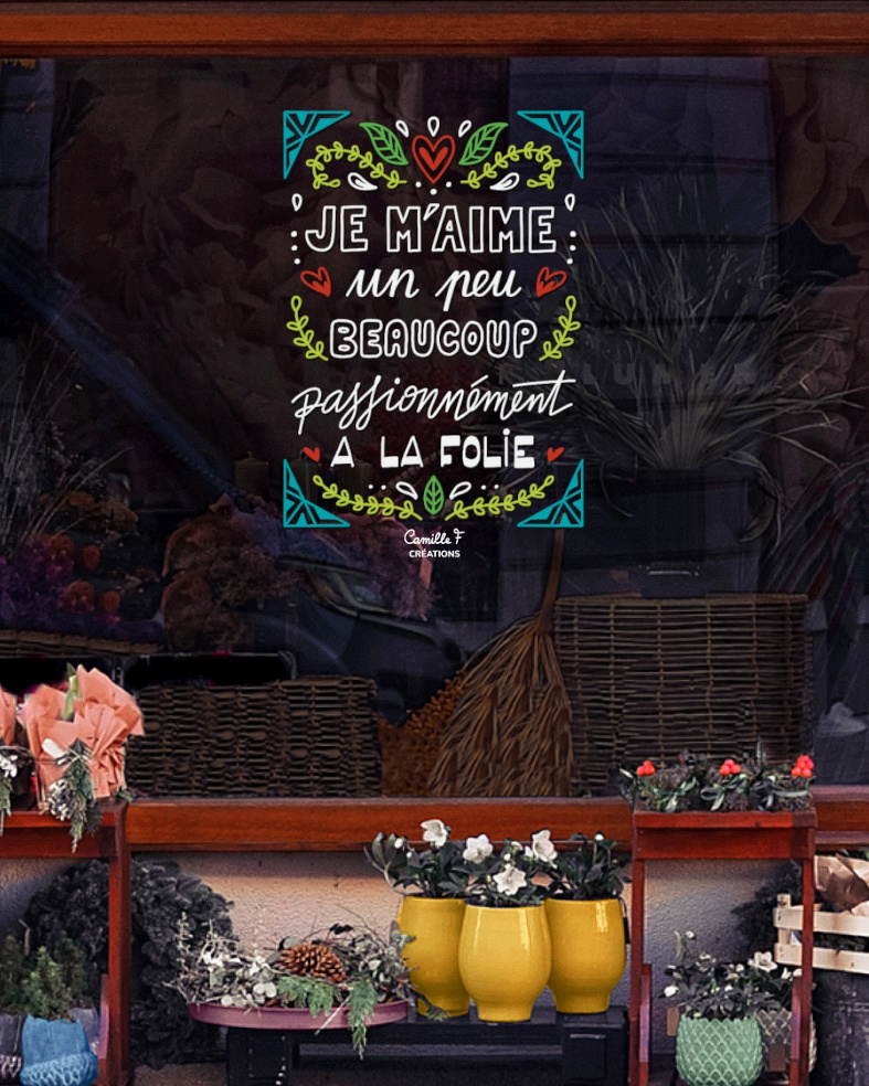 Peinture sur vitrine avec le message "je m'aime un peu, beaucoup, passionnément, à la folie" coloré avec des motifs végétaux. Design par Camille F créations
