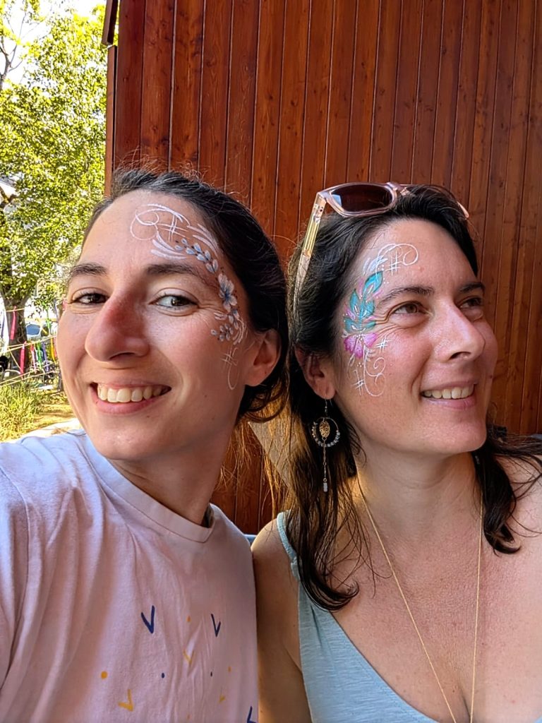 Priscillia et Audrey, ravies de leur maquillage par Camille F créations à Massy