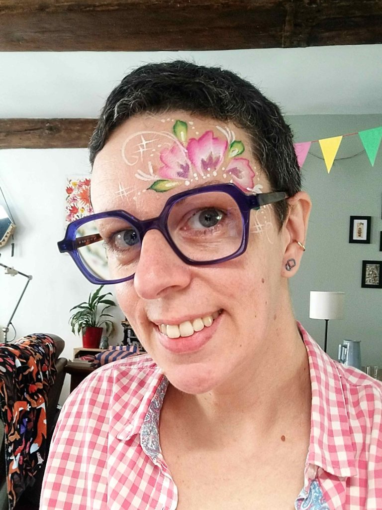 Face-painting fleur d'hibiscus sur le front par Camille F créations, Camille Fauquet