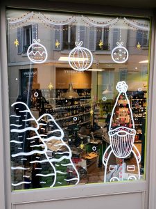 Lire la suite à propos de l’article Vitrine de Noël avec lutins