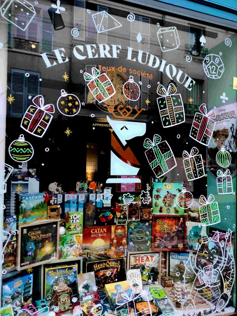 Peinture sur vitrine pour la boutique de jeux de société Le Cerf Ludique à Rambouillet par Camille F créations