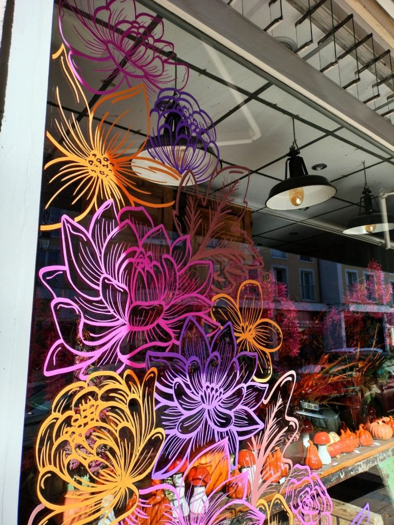 Vitrine d'automne colorée et fleurie chez Floral Still à Rambouillet, par Camille F créations