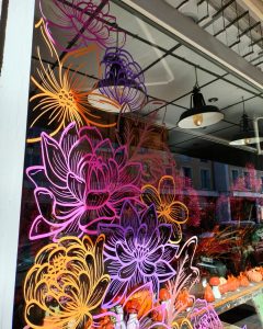 Vitrine d'automne colorée et fleurie chez Floral Still à Rambouillet, par Camille F créations