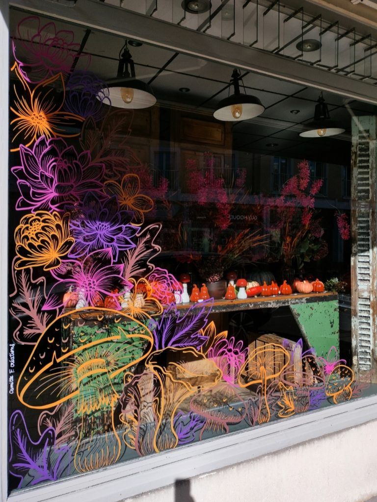 Vitrine d'automne colorée et fleurie chez Floral Still à Rambouillet, par Camille F créations