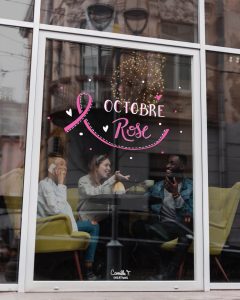 Peinture sur vitrine du Logo Octobre Rose