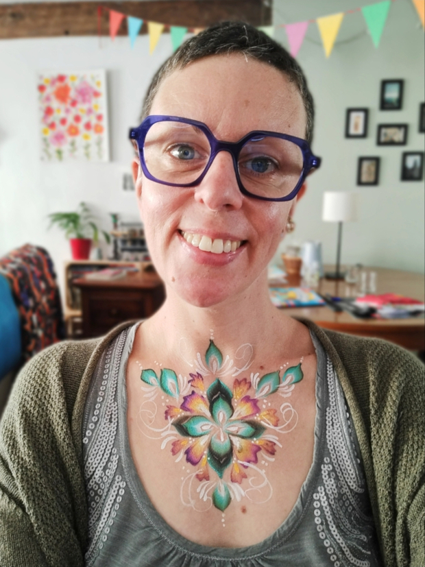 Motif végétal peint sur le décolleté avec la technique du body-painting, par Camille F créations