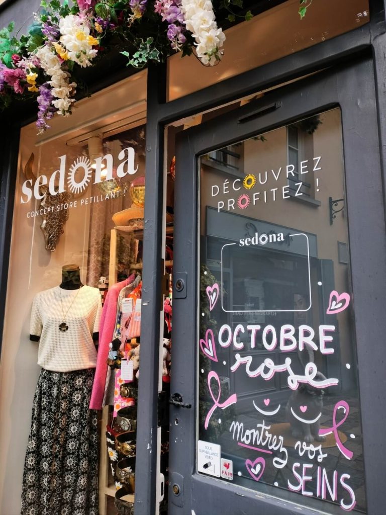 Peinture sur vitrine à Versailles pour Octobre Rose, pour la boutique Sedona, par Camille F créations